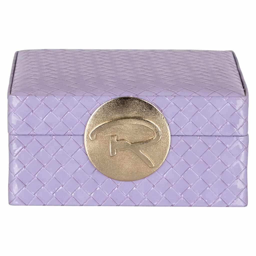 Luxe lila clutch met gouden logo, perfect voor elegante avondkleding.