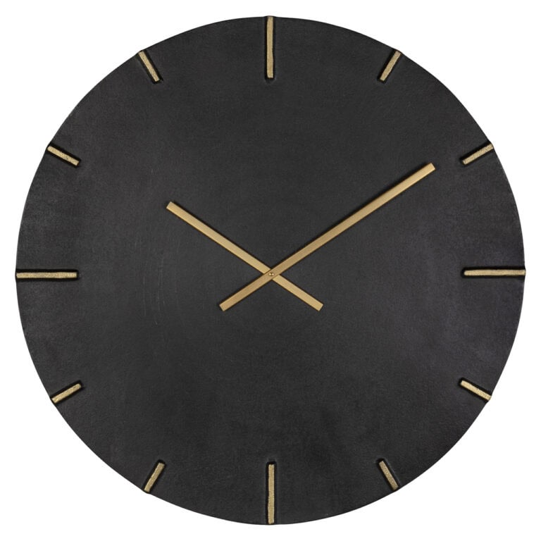 Zwarte wandklok met gouden wijzers en markeringen, modern en stijlvol interieuraccessoire.