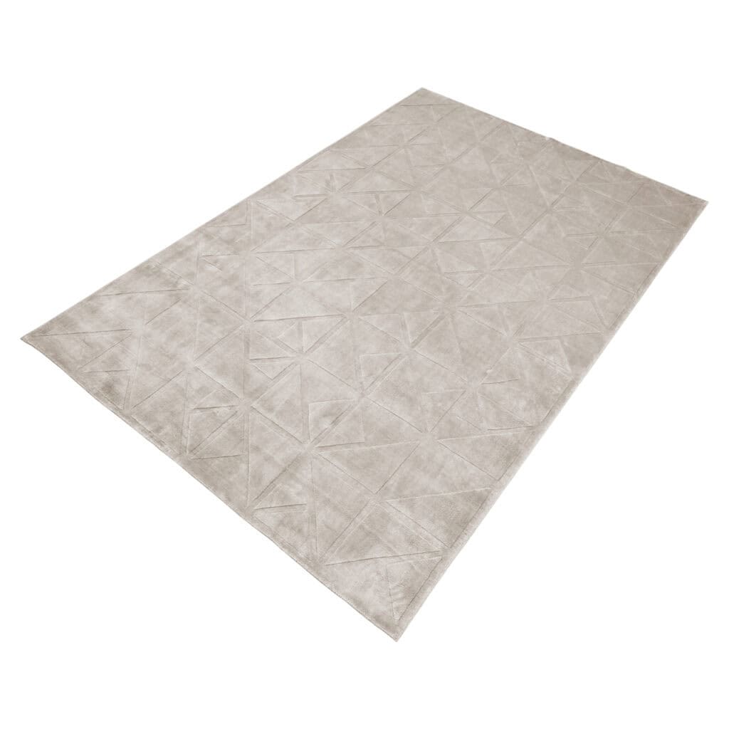 Luxe beige vloerkleed met geometrisch patroon voor moderne interieurdesigns.