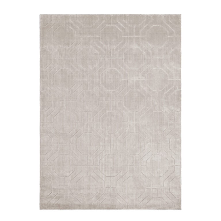 Lichtgrijs geometrisch patroon tapijt voor woonkamer, modern interieur.