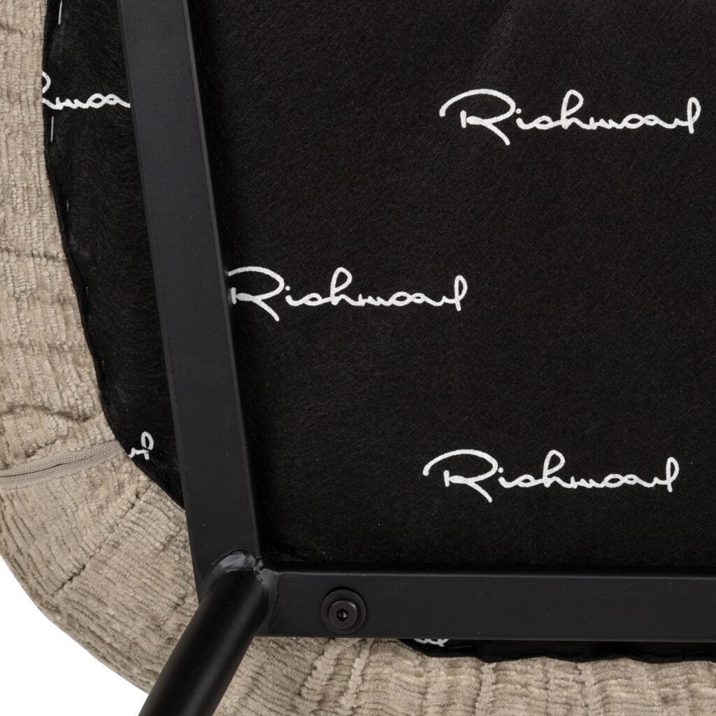 Luxe meubelontwerp met Richmond logo op zwart meubelstuk, modern interieurstijl.