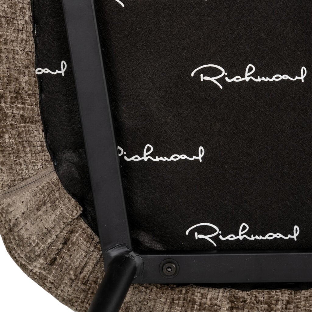 Detail van een luxe meubelstuk met Richmond logo, modern en stijlvol design.