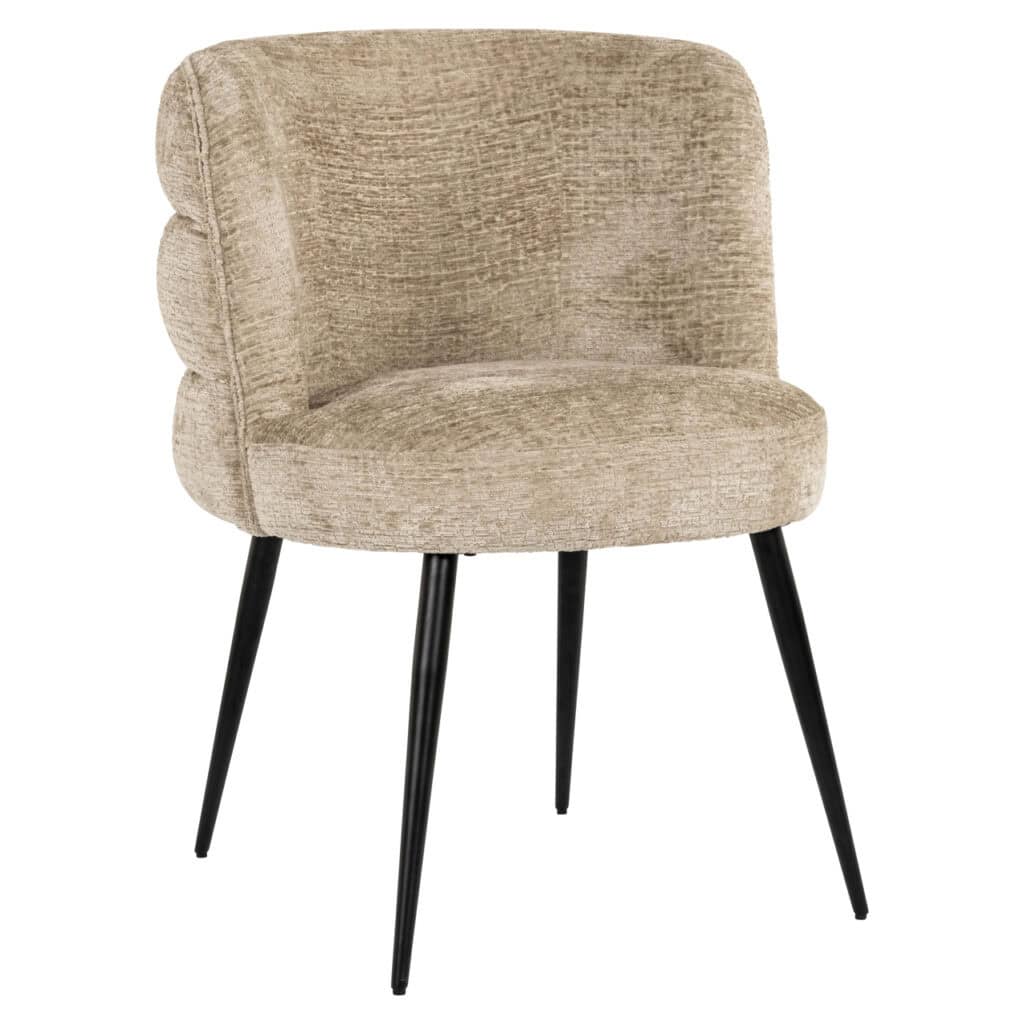Moderne beige gestoffeerde stoel met zwarte houten poten, stijlvolle woonkameraccessoire.