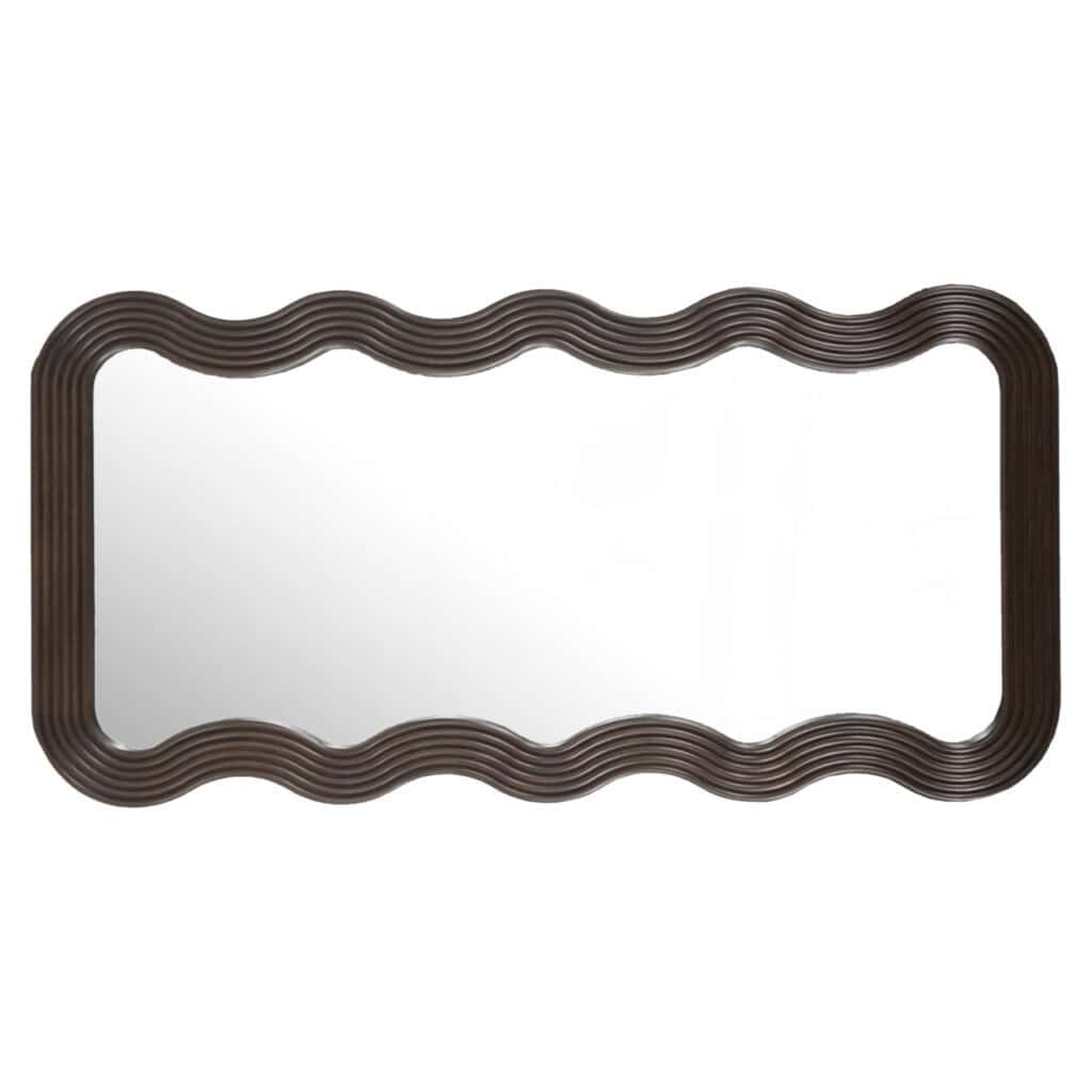 Wandspiegel met golvende houten rand, modern interieuraccessoire.