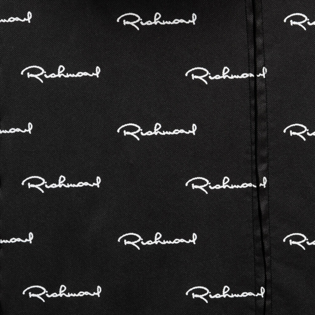 Interieurdesign logo van Richmond Interiors op zwarte achtergrond, geschikt voor branding en promoti.