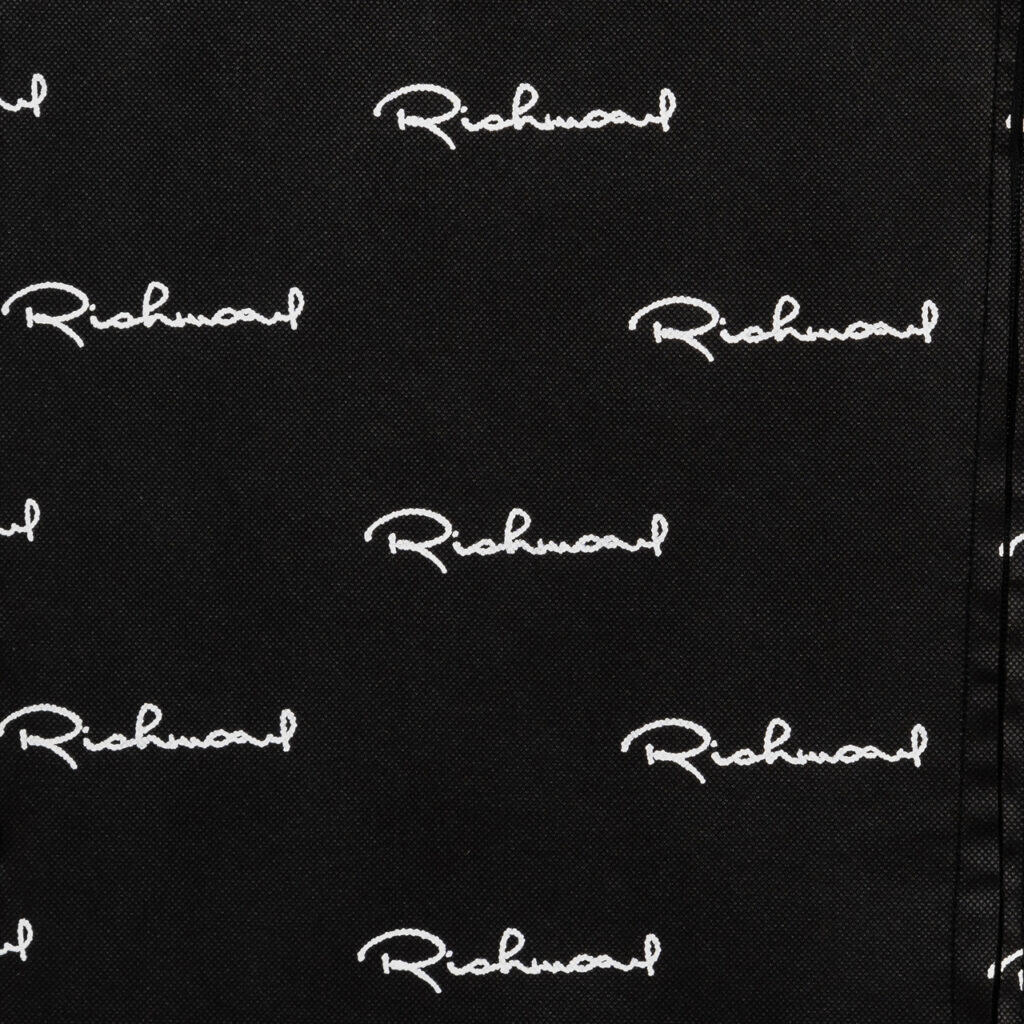 Richmond Interiors logo op zwarte achtergrond, modern en stijlvol design.