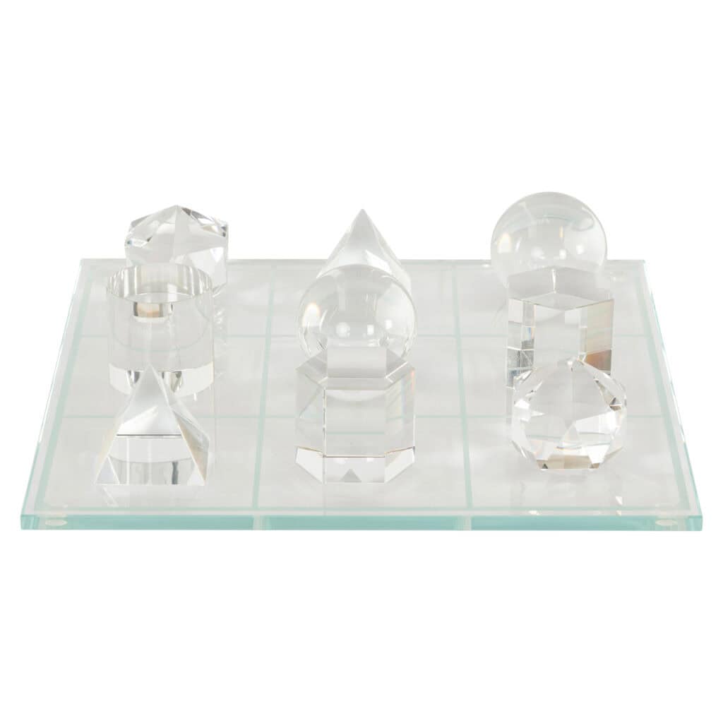 Glasdecoratie met diverse kristallen en geometrische vormen op glazen bord.