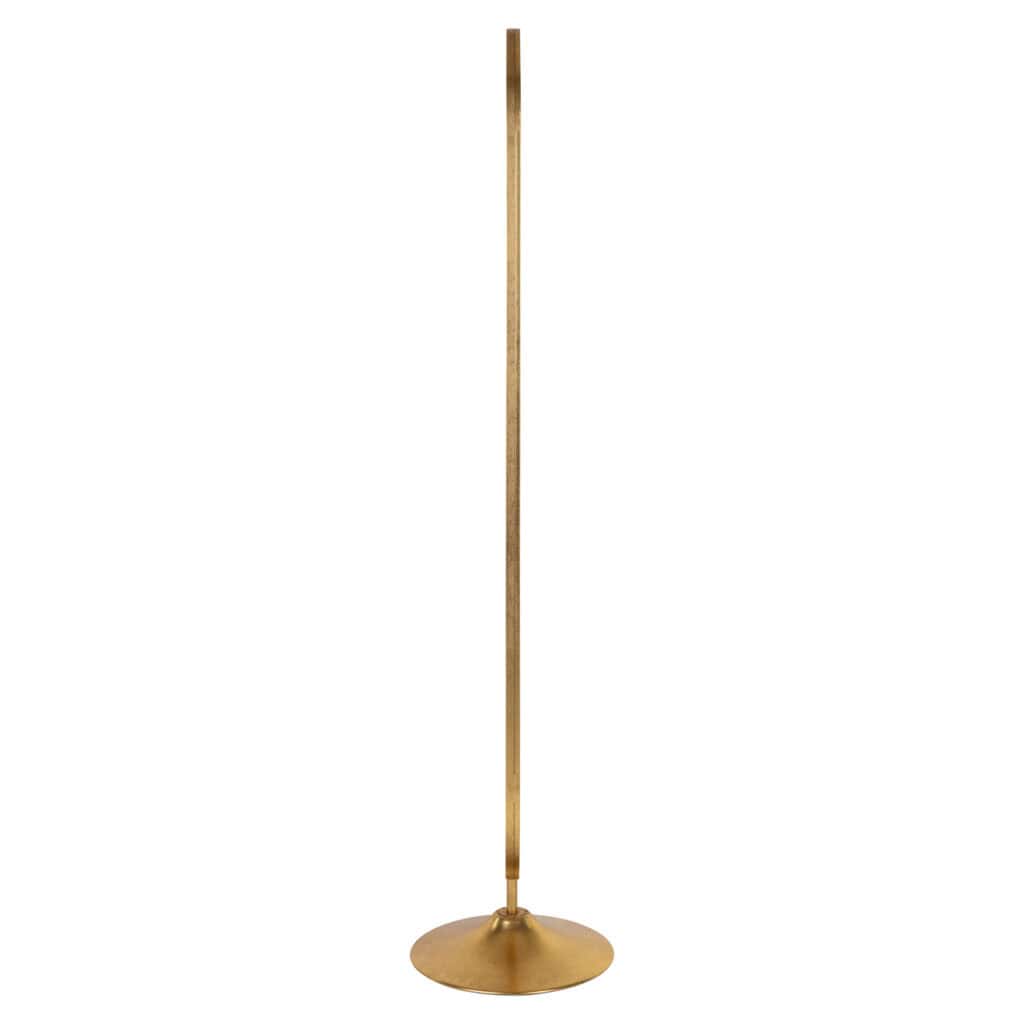 Gouden vloerlamp met houten stok, modern interieuraccessoire voor stijlvolle woonruimtes.