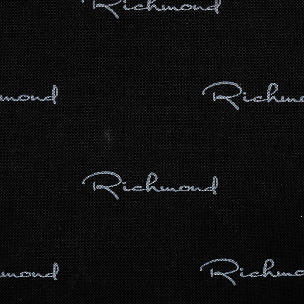 Richmond Interiors logo op zwarte achtergrond, modern en stijlvol design.