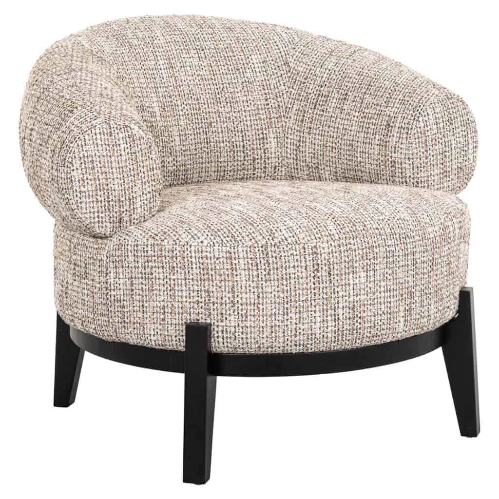 Comfortabele moderne lounge stoel met boho-stijl, beige stoffen bekleding en zwarte houten poten.