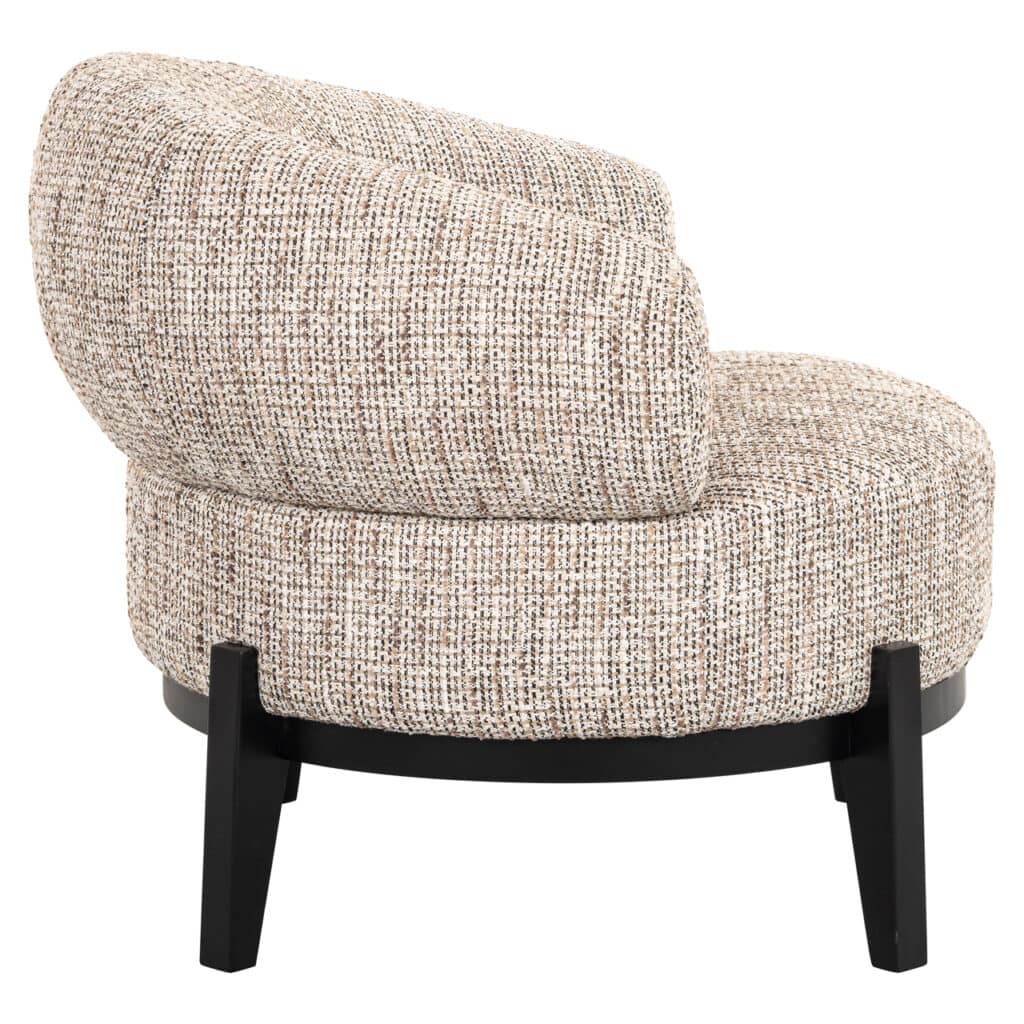 Comfortabele stoffen fauteuil met zwarte houten poten, perfect voor modern interieur.