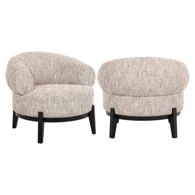 Moderne beige lounge stoel en poef voor eigentijdse interieurdecoratie.