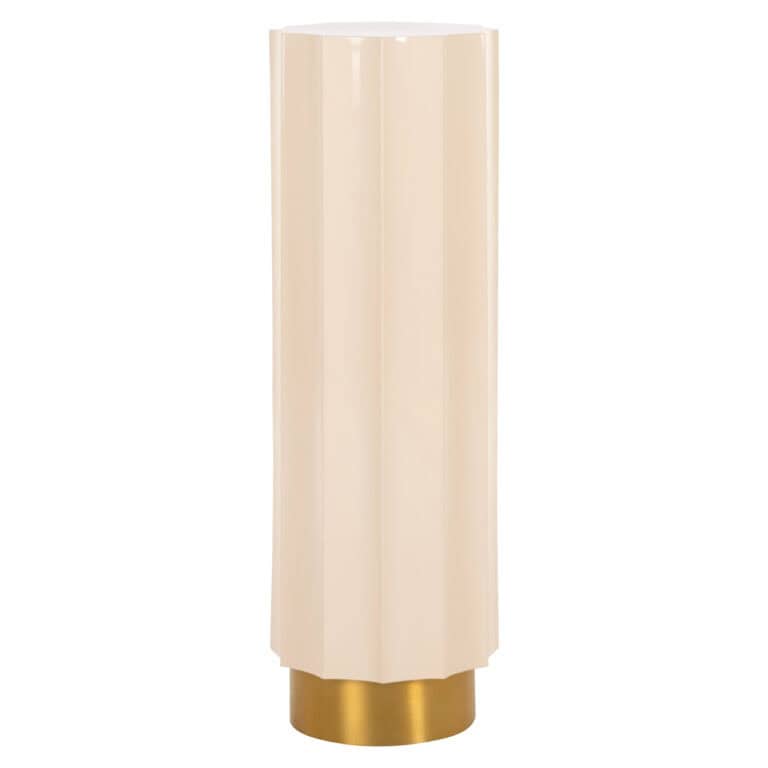 Lampadaire blanc avec un pied doré, moderne et élégant pour la décoration d'intérieur.