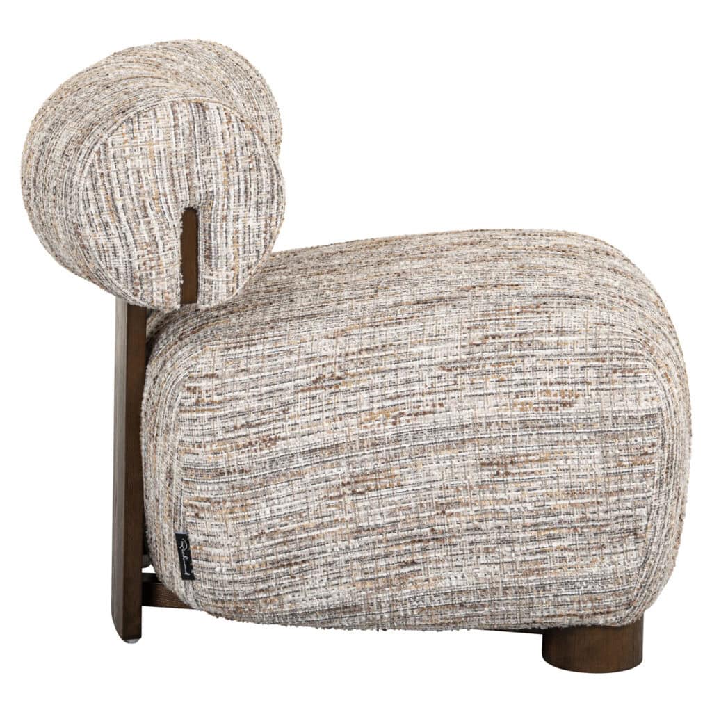 Comfortabele houten fauteuil met zachte stoffen bekleding, modern design voor stijlvolle interieurs.