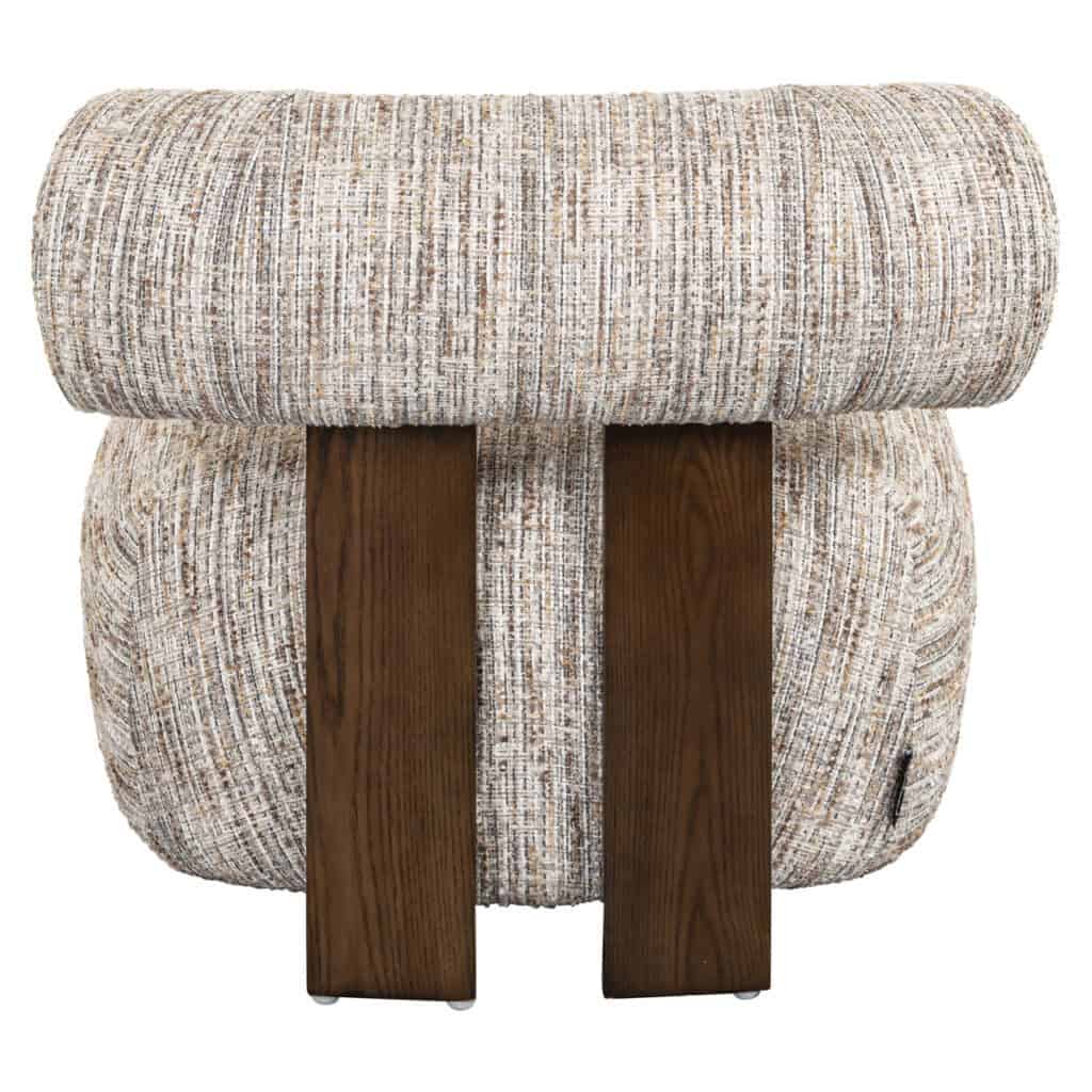 Modern gestoffeerde fauteuil met houten poten, perfect voor een stijlvolle en comfortabele woonkamer.