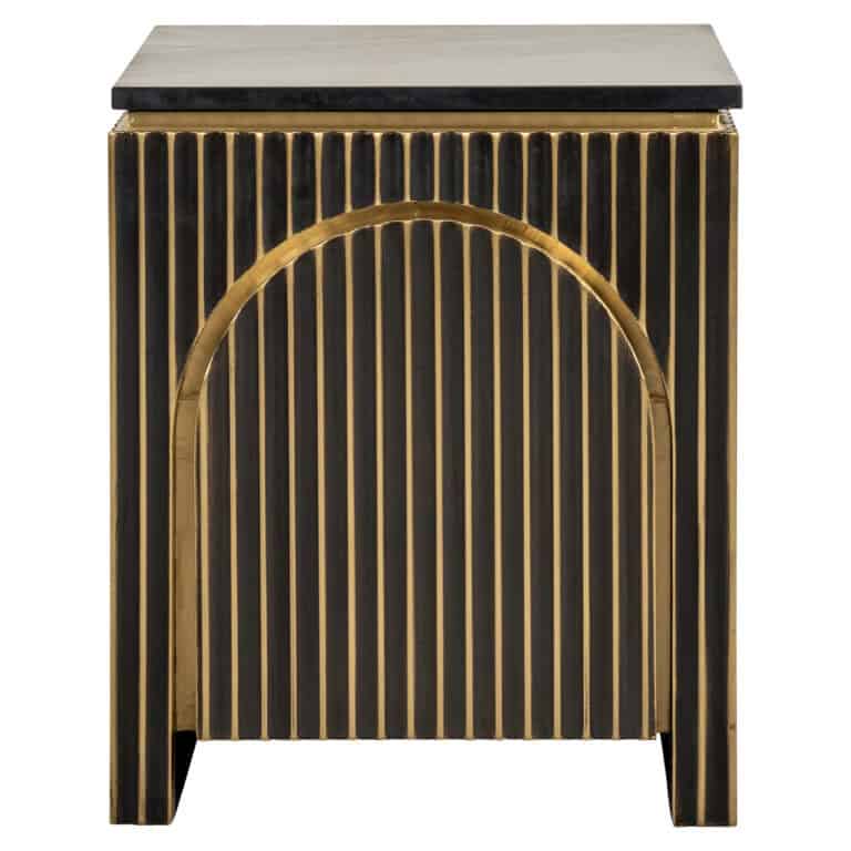 Elegant houten nachtkastje met goudaccenten en verticale lijnen, modern design voor luxe interieur.
