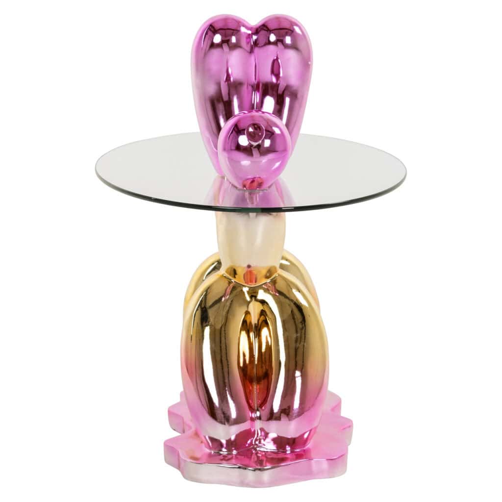Bijzettafel met roze en goudkleurige sculpturen en glazen blad, modern design.