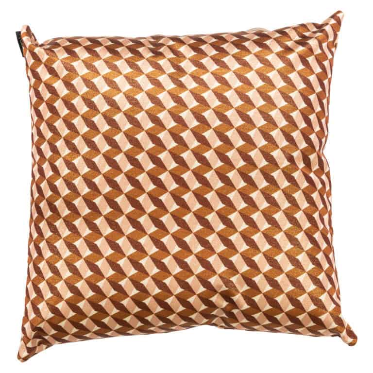 Kussen met geometrisch patroon, perfect voor modern interieur, in warme bruintinten en wit.
