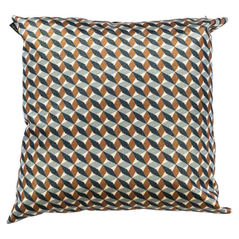 Decoratief kussen met geometrisch patroon in aardetinten voor modern interieur.