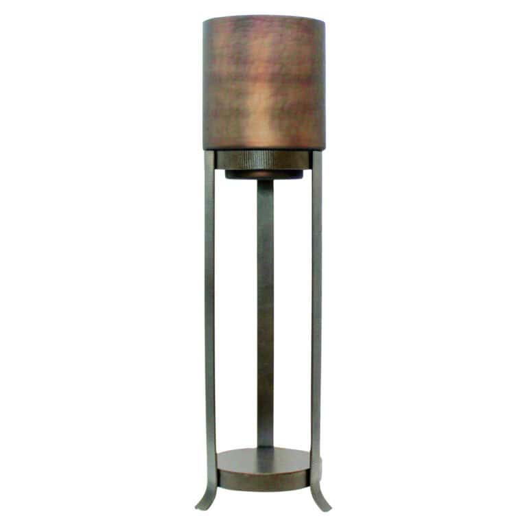 Lampe sur pied moderne avec structure métallique et abat-jour en tissu, pour un éclairage chaleureux.