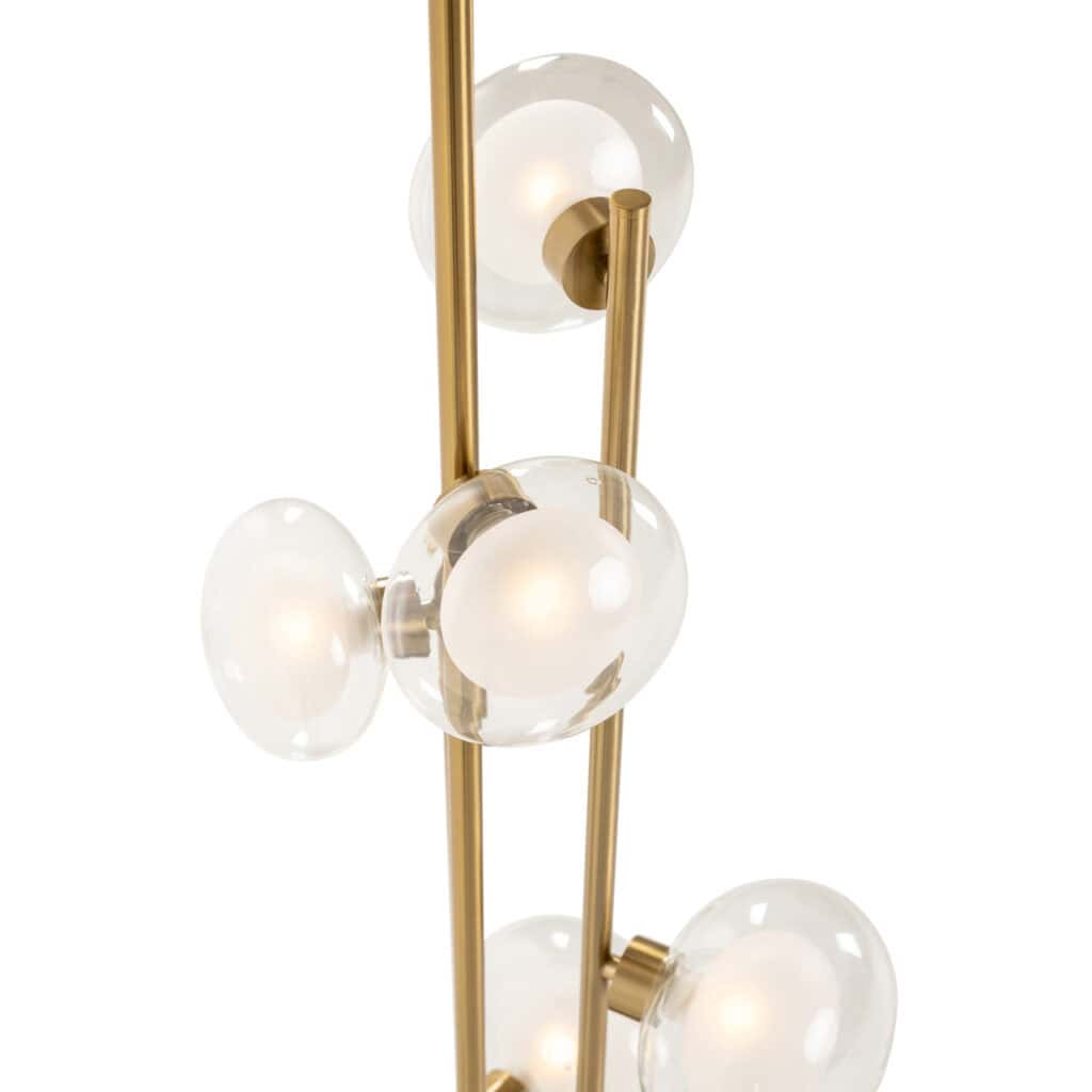 Hanglamp met glazen bollen en gouden details voor een eigentijdse interieurstijl.
