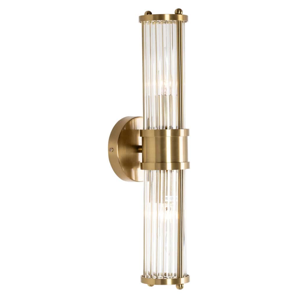 Moderne wandlamp met goudafwerking en glazen details voor elegant interieur.