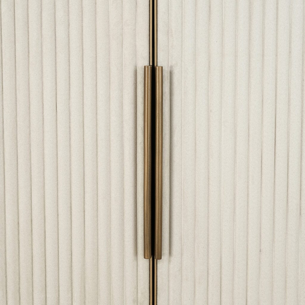 Kastdeuren met gouden handgrepen in modern interieur, strakke en elegante uitstraling.