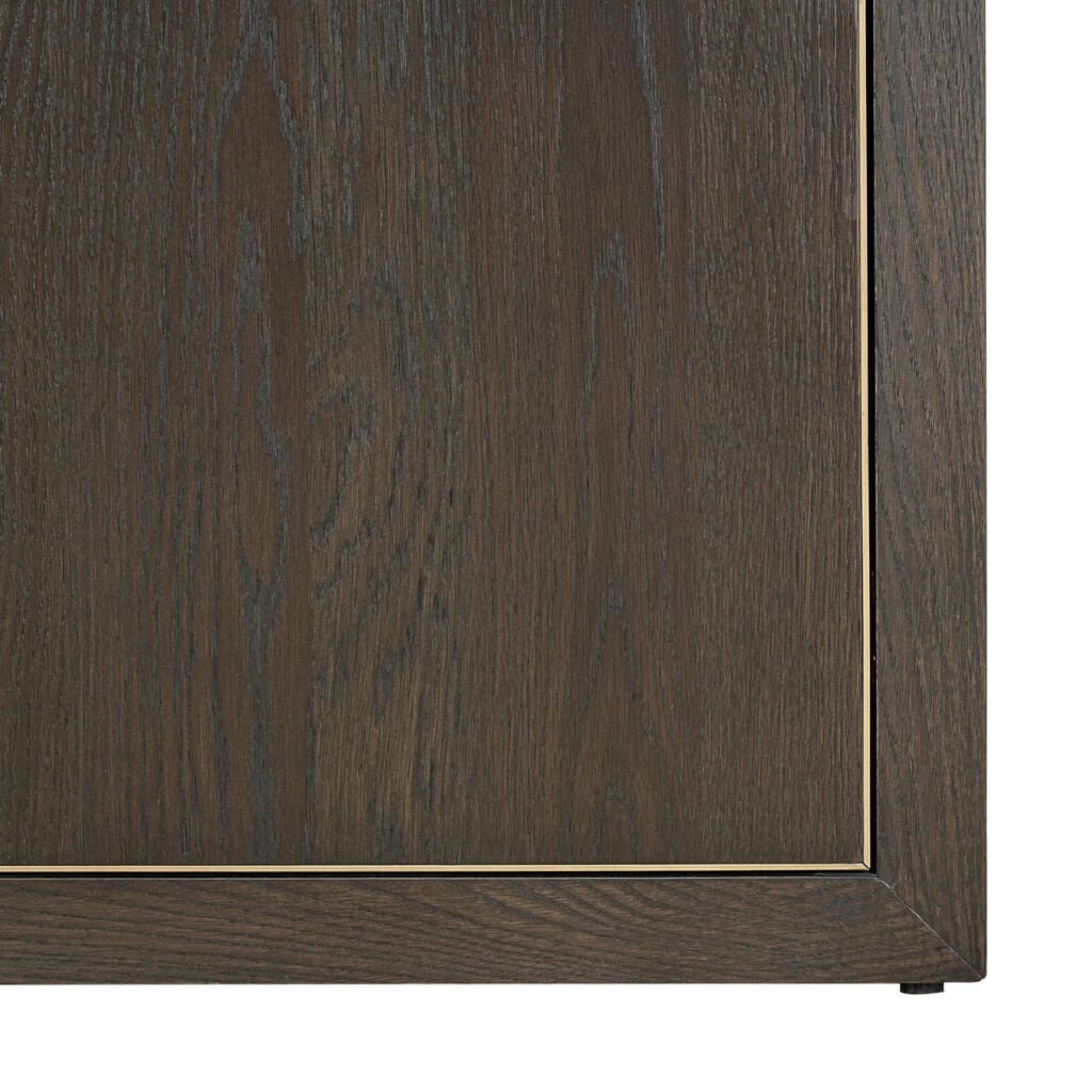 Donkere houten meubel met strakke afwerking en subtiele houtnerf.