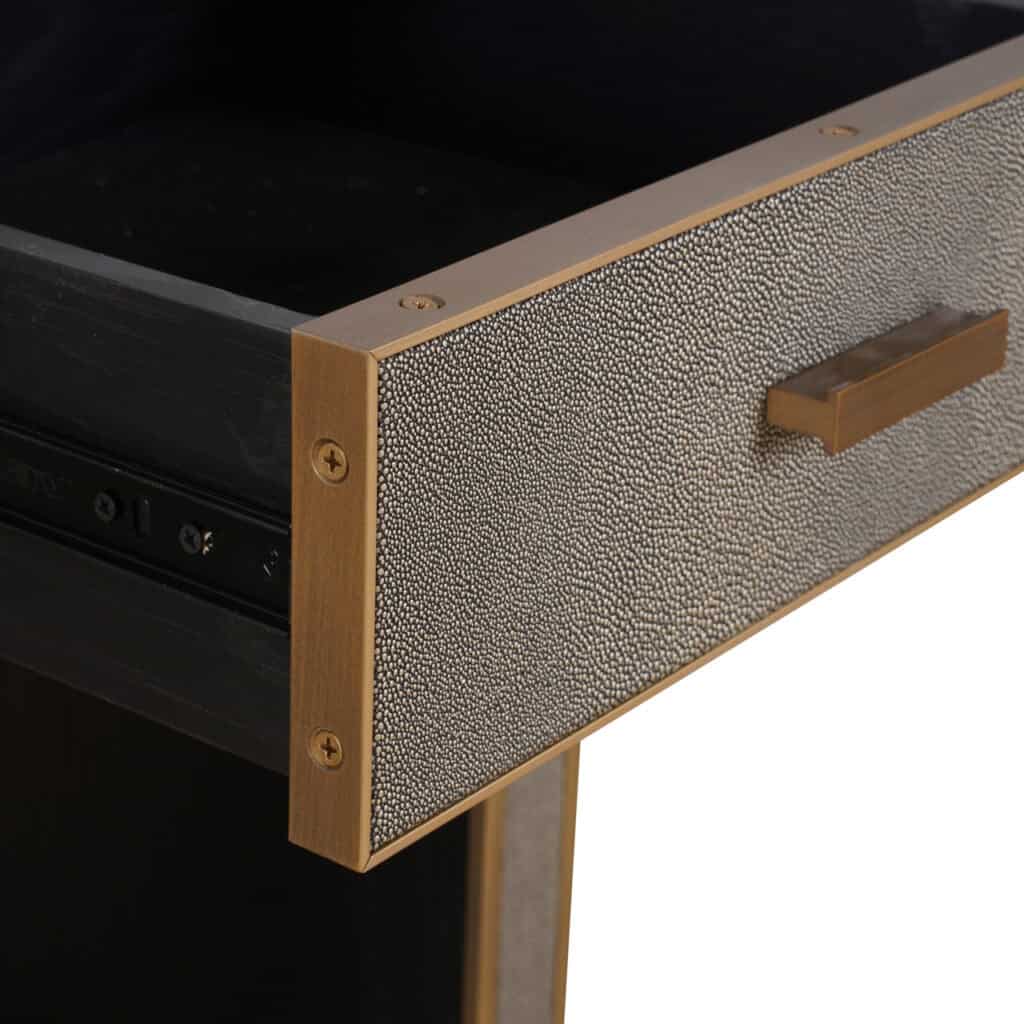 Luxe houten lade met textuurbekleding en goudkleurige handgreep voor interieur.