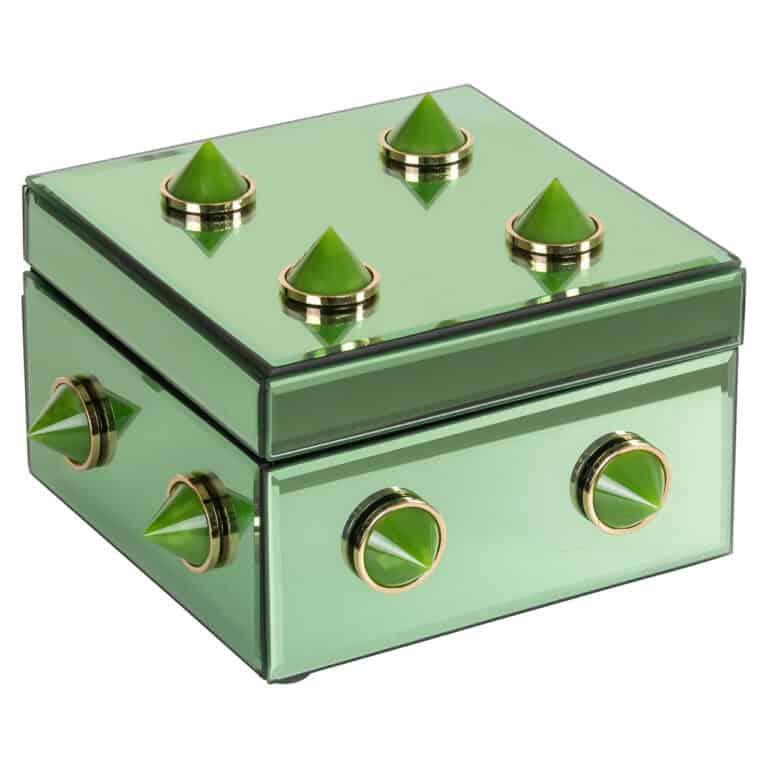 Groen keukenfornuis met knoppen, modern design, keukenapparatuur.