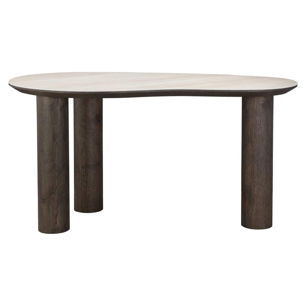 Eettafel met houten poten en ovale tafelblad, modern interieur.