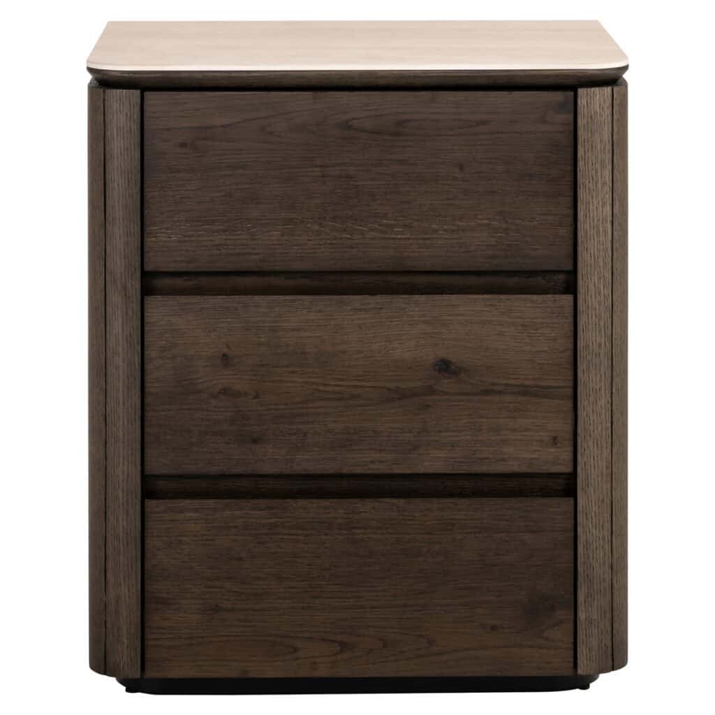 Elegant houten nachtkastje met drie lades voor slaapkamer, donkerbruine afwerking.