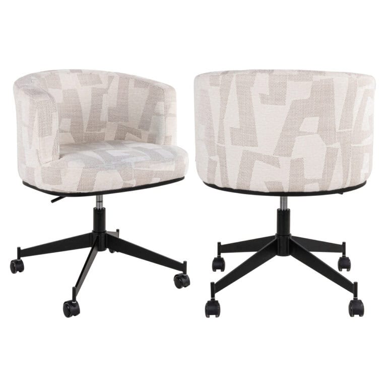 Moderne kantoorstoelen met geometrisch patroon en verstelbare wielen.