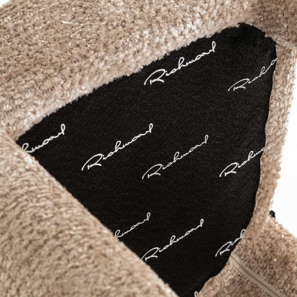 Binnenkant van meubel met Richmond Interiors logo, luxe meubelbekleding.