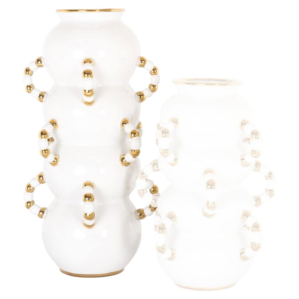 Luxe witte vazen met gouden accenten, perfect voor modern interieur.
