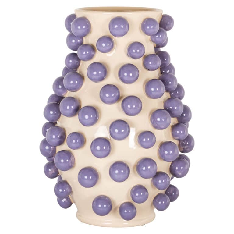 Kunstzinnige keramische vaas met paarse bolletjes, modern interieuraccessoire.