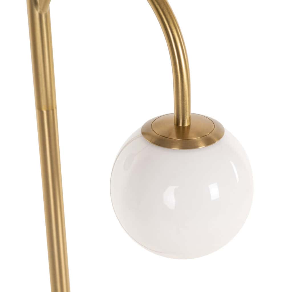 Moderne gouden vloerlamp met witte bolvormige lampenkap voor stijlvolle interieurverlichting.