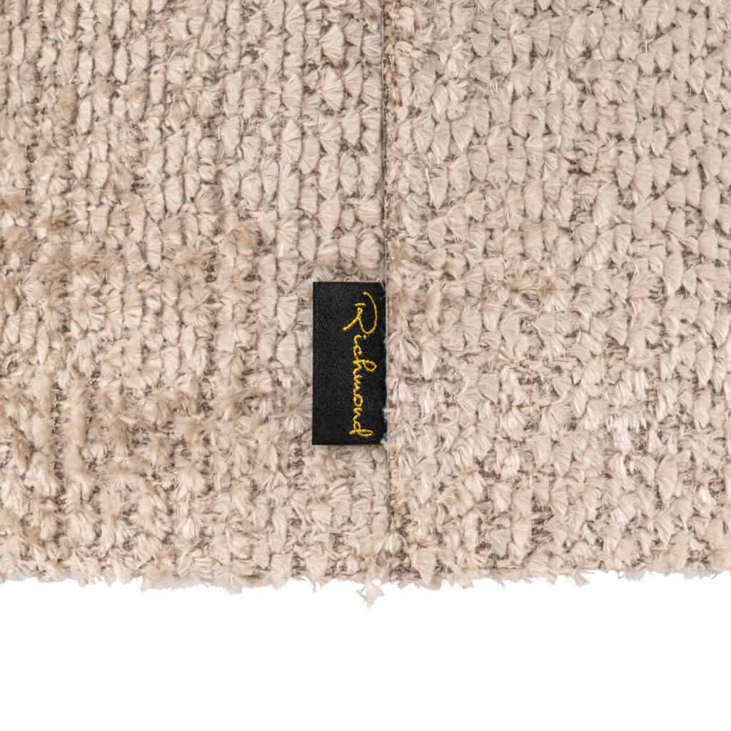 Luxe beige tapijt met Richmond Interiors label, zachte textuur, perfect voor moderne woonkamers.
