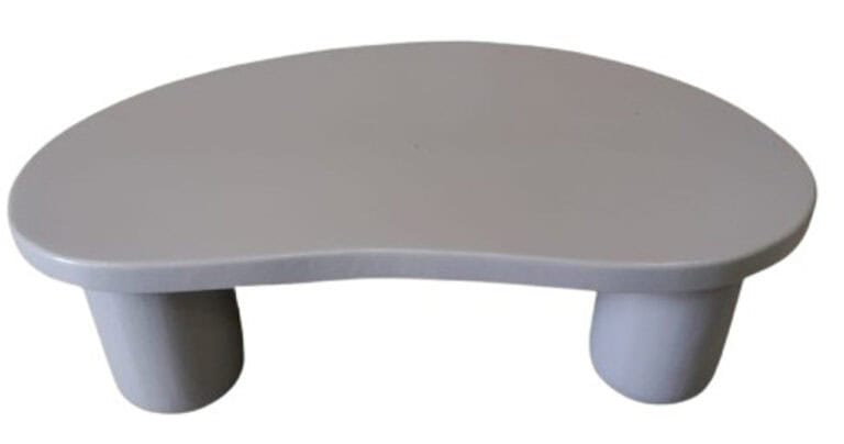 Strakke witte salontafel met ronde vorm en dikke poten, modern interieuraccessoire.