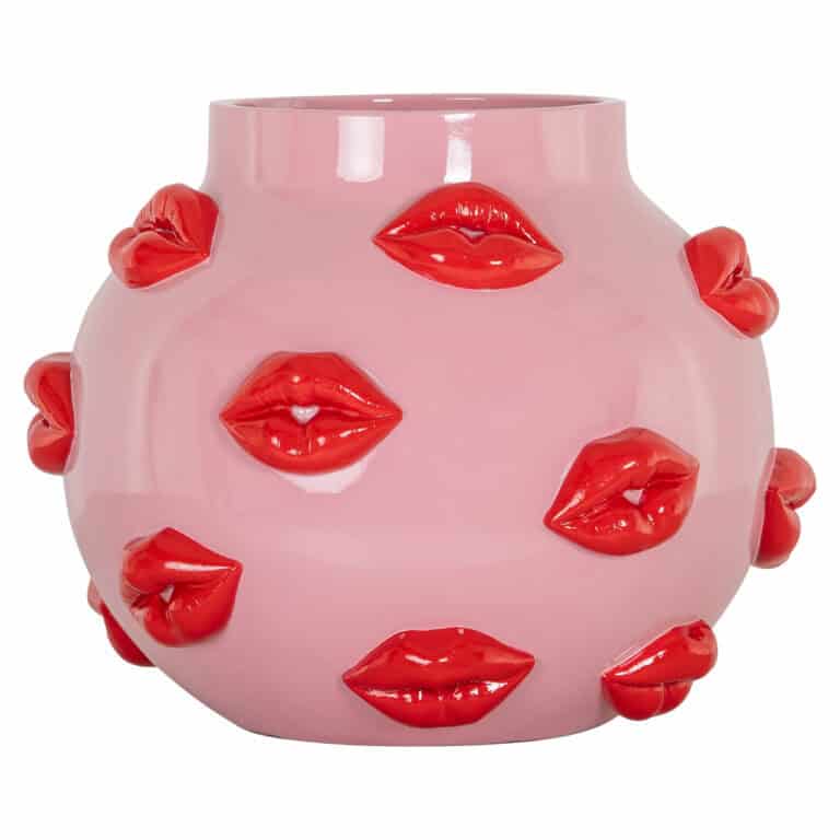 Roze vaas met opvallende rode lippenmotieven, uniek design voor modern interieur.