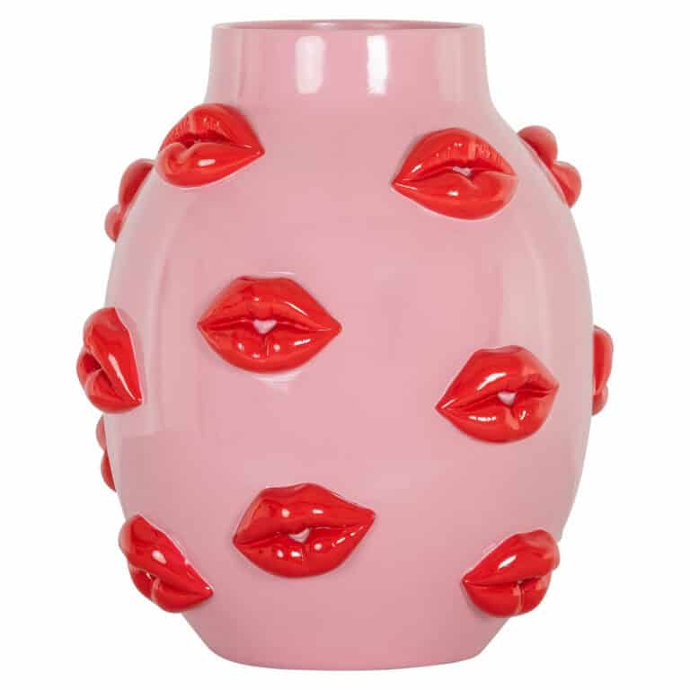 Decoratieve vaas met roze basis en opvallende rode lipvormige details, modern interieuraccessoire.