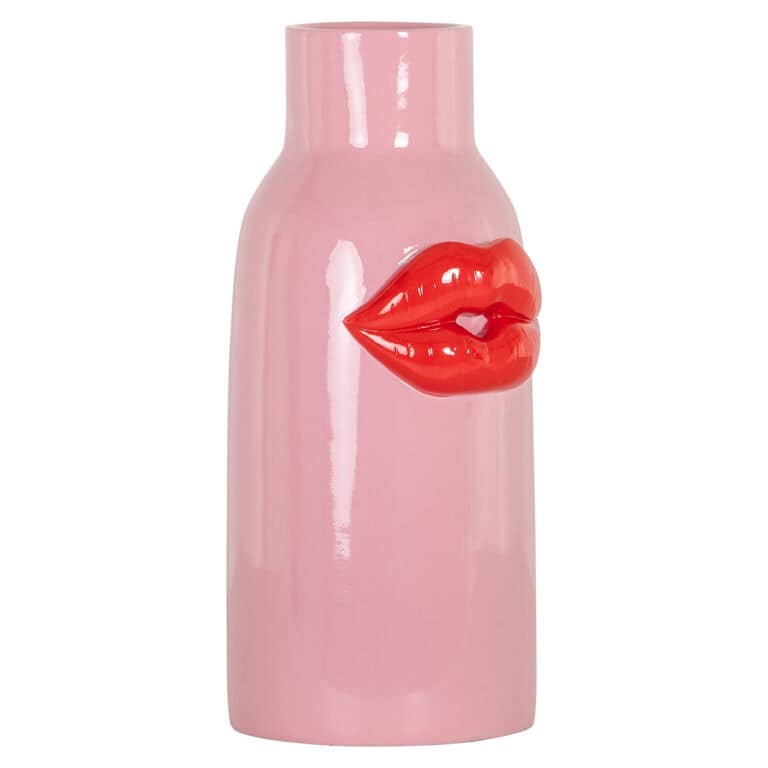 Roze vaas met opvallende rode lippenversiering, modern interieuraccessoire.