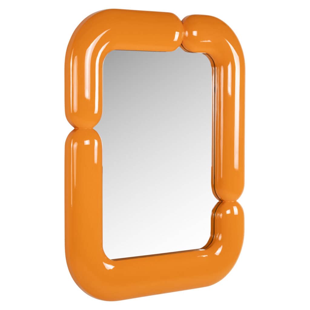 Moderne oranje spiegel met afgeronde hoeken, geschikt voor interieurdecoratie en design.