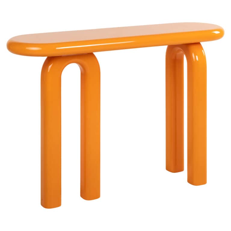 Moderne oranje bijzettafel met afgeronde hoeken en drie poten, perfect voor interieurdecoratie.