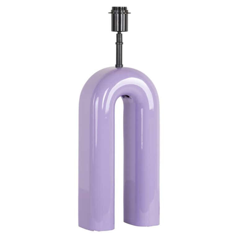 Moderne pastelpaarse lamp met uniek boogvormig ontwerp en metalen fitting.
