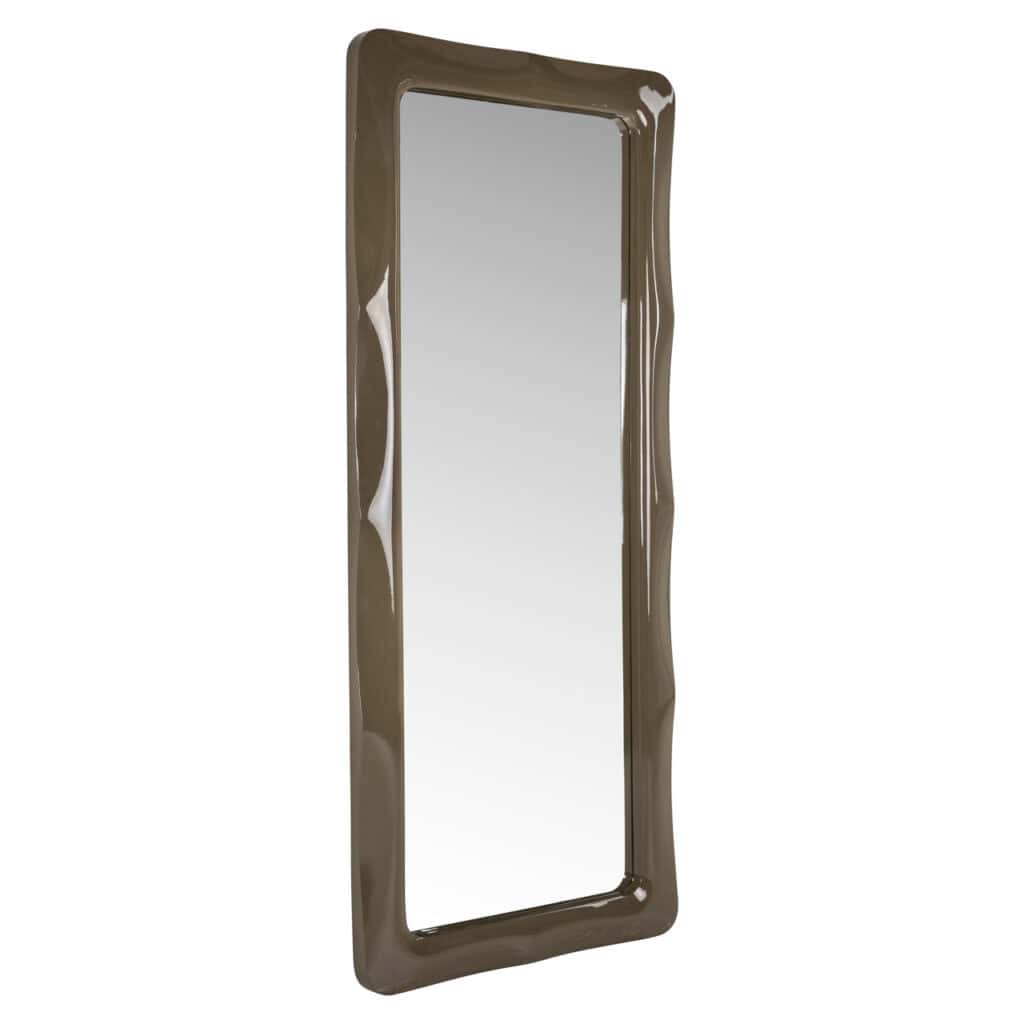 Houten spiegel met uniek golvend frame voor stijlvolle interieurdecoratie.