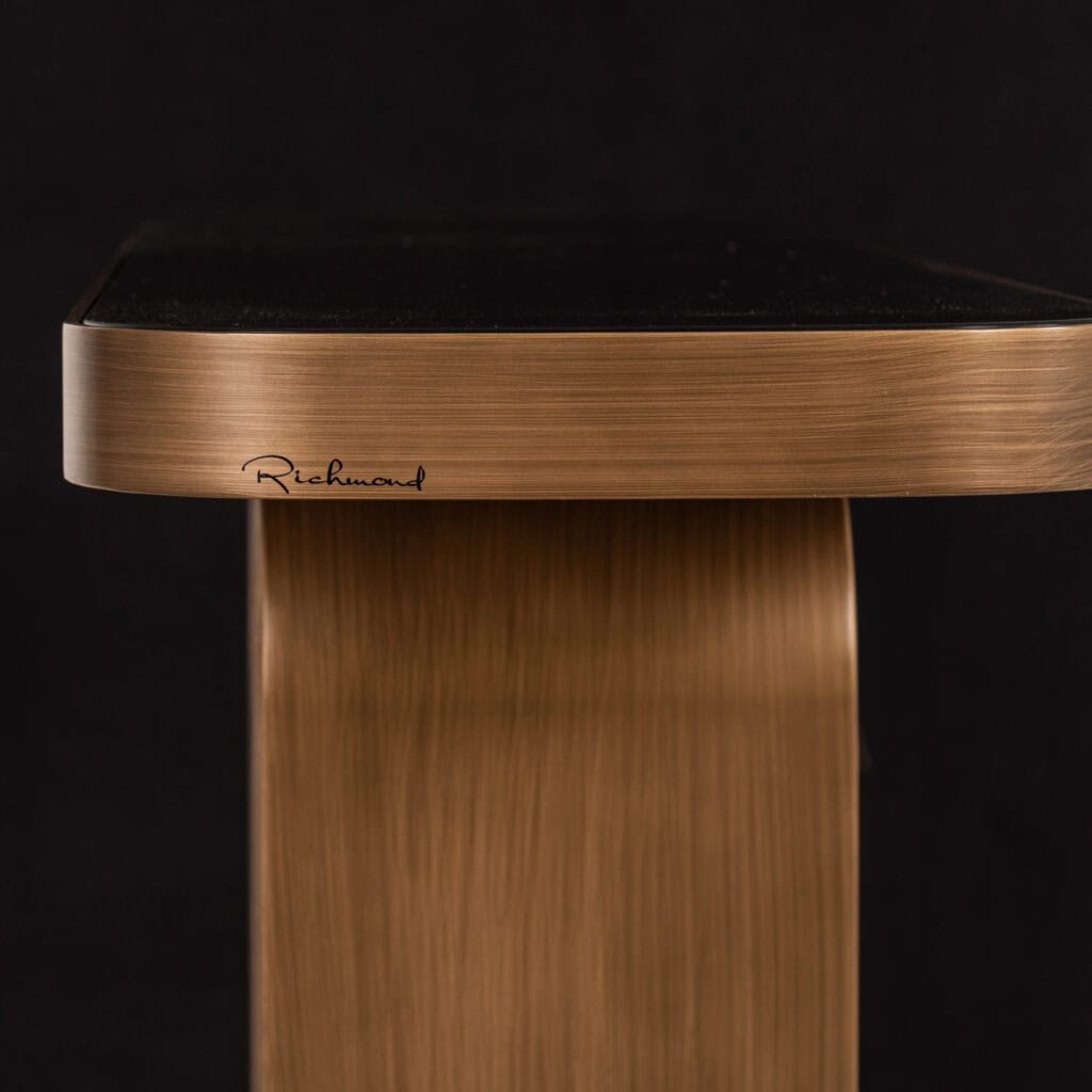 Elegante houten bijzettafel met Richmond logo, modern design, perfect voor interieurdecoratie.