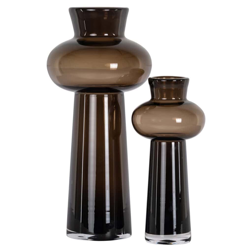 Twee stijlvolle glazen vazen in bruin en zwart, modern design voor interieurdecoratie.