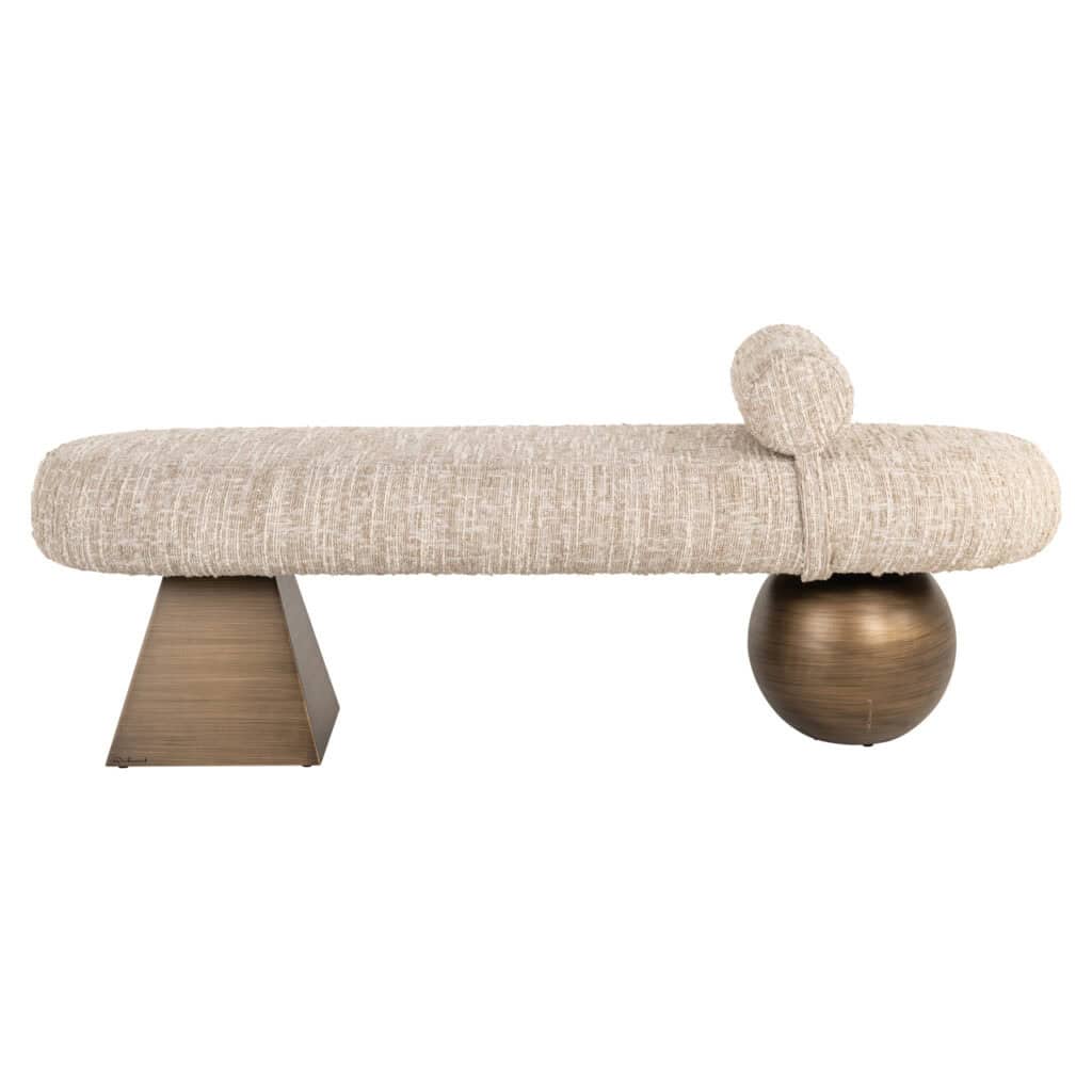 Unieke bank met modern design, geometrische vormen en luxe afwerking voor stijlvolle interieurs.