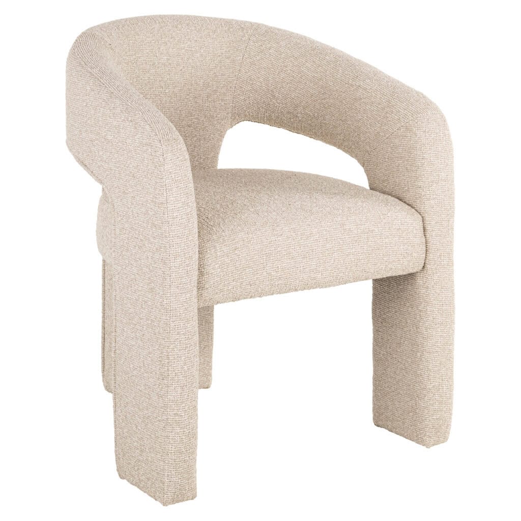 Moderne beige gestoffeerde armstoel voor stijlvolle interieurdecoratie.